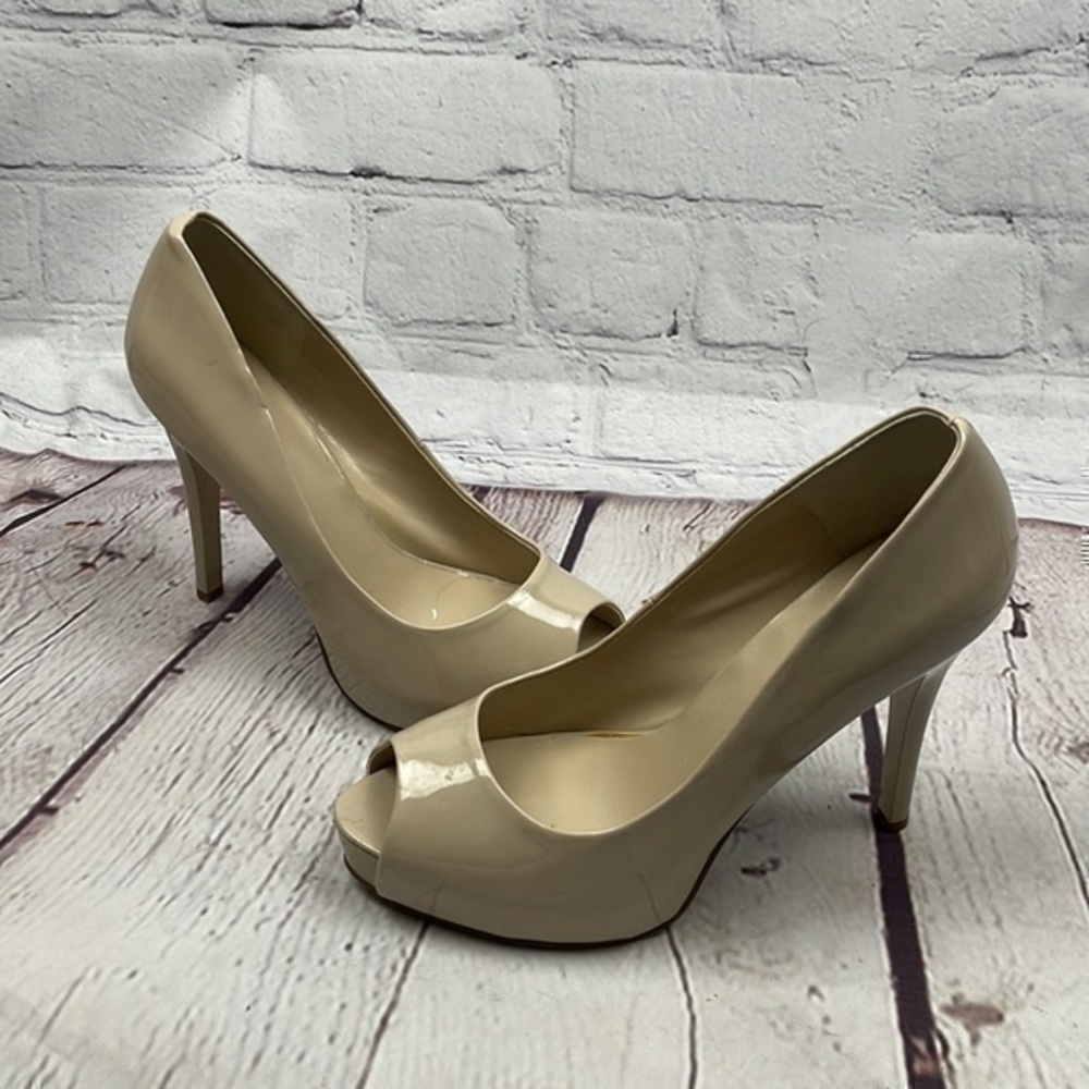 UEC Guess nude/ beige peep toe patent leather heels 8.5